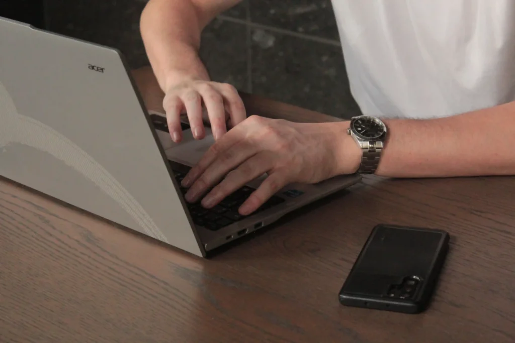 Rédacteur SEO freelance travaillant sur son ordinateur portable pour optimiser du contenu web